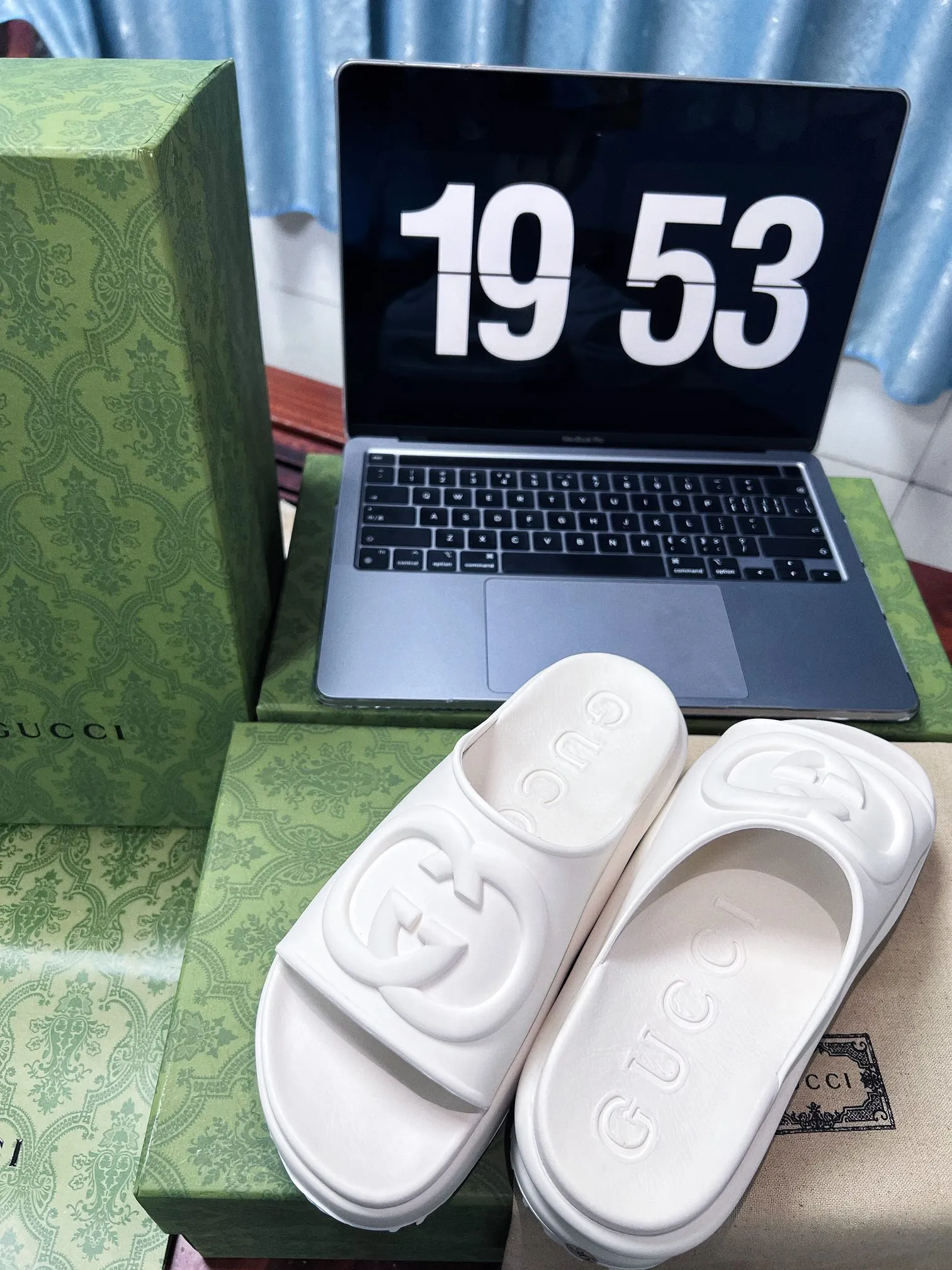 👟👟Ex-factory price 360👟👟 Women's Shoes Women's Clothing Women's Shoes Factory 💜Gucci｜Miami 2022 Summer Macaron Color Thick-soled Slippers💜 Comfortable and versatile, macaron color, thick-soled elongated 🧚‍♀️Little fairies' leg lines become longer in seconds! It looks like a pair of beach shoes on your feet. Imagine walking on the beach wearing these shoes and not getting stuck in the sand at all. The sunset, the beach at dusk 🏖️. And you in the silhouette on the beach, stroking your long hair and fluttering long skirt... 🖤The upper material of the outsole is T👟👟factory price U, so it is very comfortable and effectively relieves the pressure on the feet. ♥️ The shoe height is 4-5CM, which is very suitable for petite girls who are not used to wearing high heels. They are very stable when walking. Number of yards 35-43.